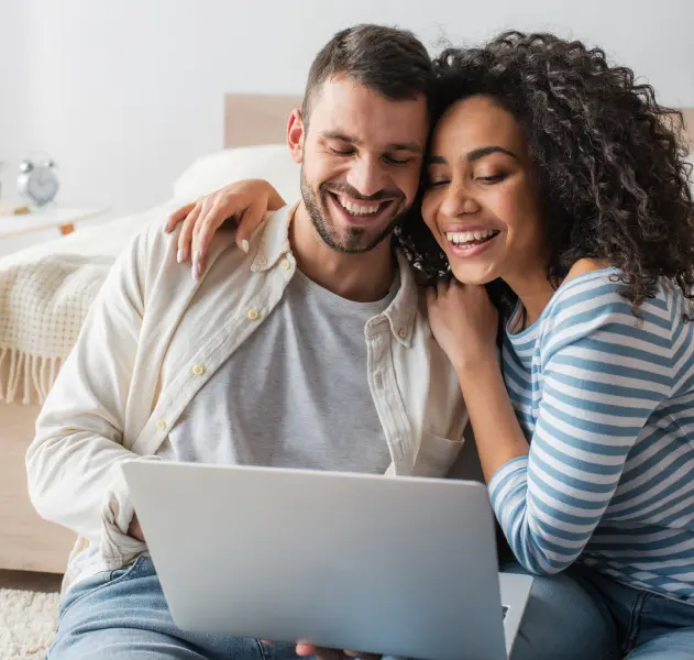 Casal feliz escolhendo seu apartamento