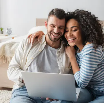 Casal feliz escolhendo seu apartamento