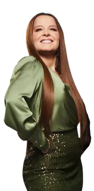 Cantora Maiara de roupa verde em um fundo preto